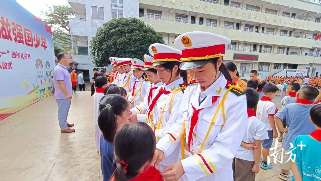 少先隊員入隊儀式活動現場。嶺背鎮 供圖 少先隊員入隊儀式活動現場。嶺背鎮 供圖